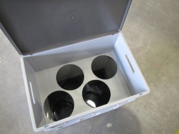 Persluchtflessenbak 600x400x633 mm voorzien van ø190 mm gaten voor 4 flessen