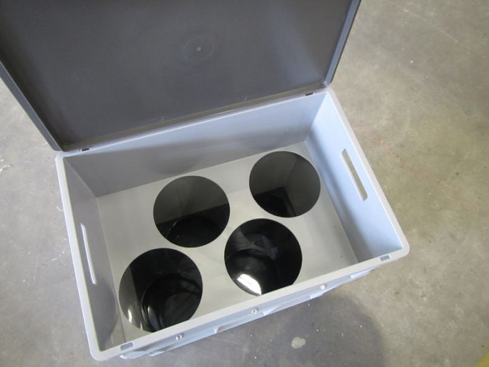 Persluchtflessenbak 600x400x633 mm voorzien van ø190 mm gaten voor 4 flessen