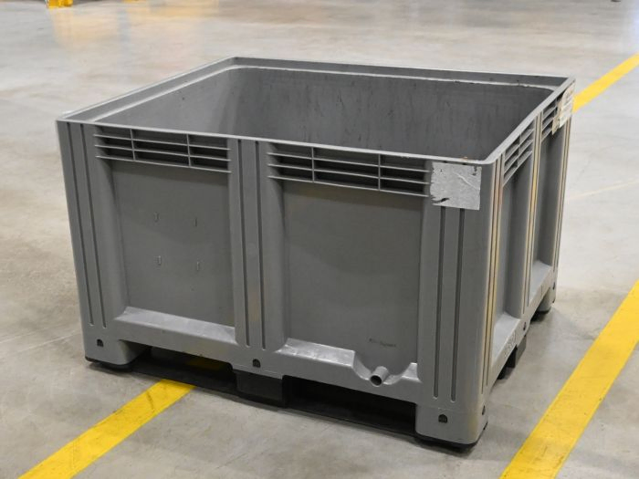 Second hand Pallet-box 610 litres, 1200x1000x780 mm, on 3 skids