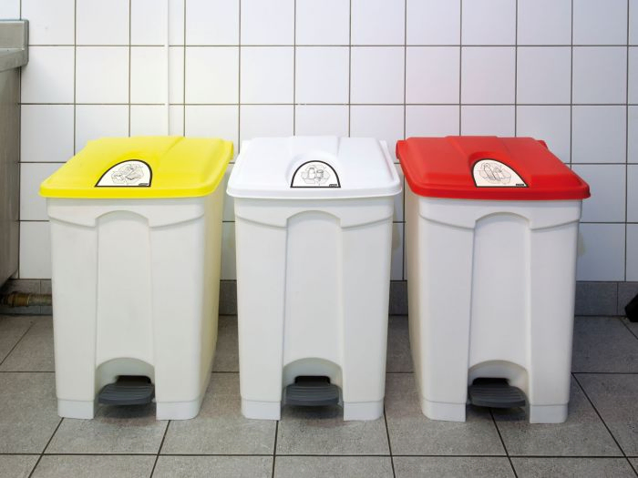 Kunststof afvalbak met pedaal 500x410x820 mm, 90 l. wit/blauw