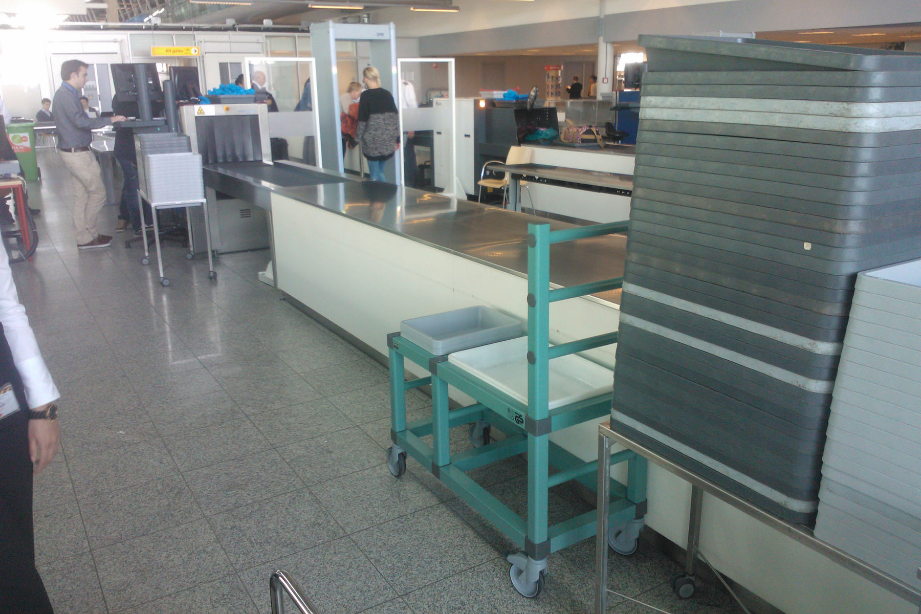 Door de douane bij Eindhoven Airport