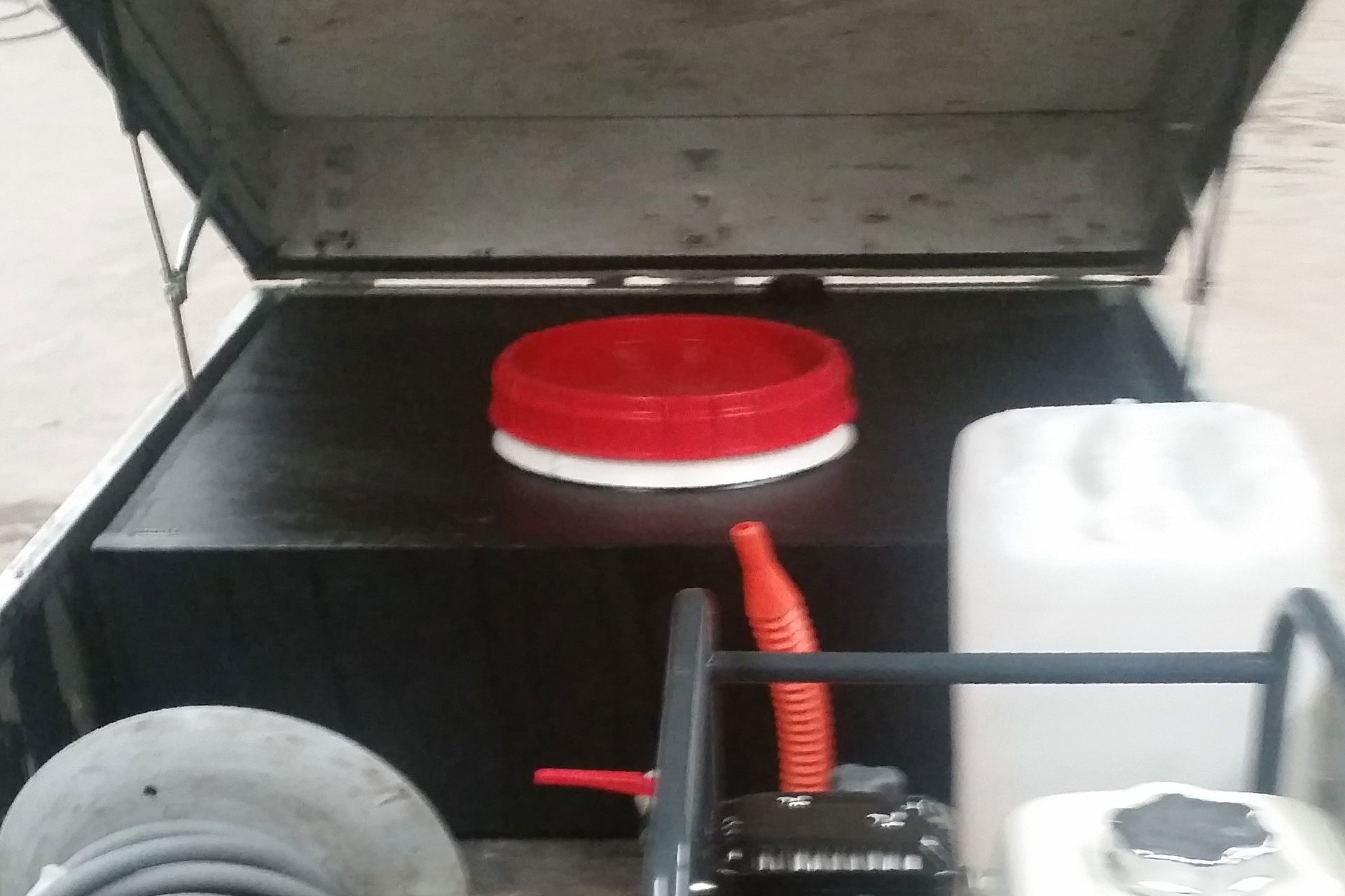 Vloeistofcontainer voor op de aanhanger of pick-up