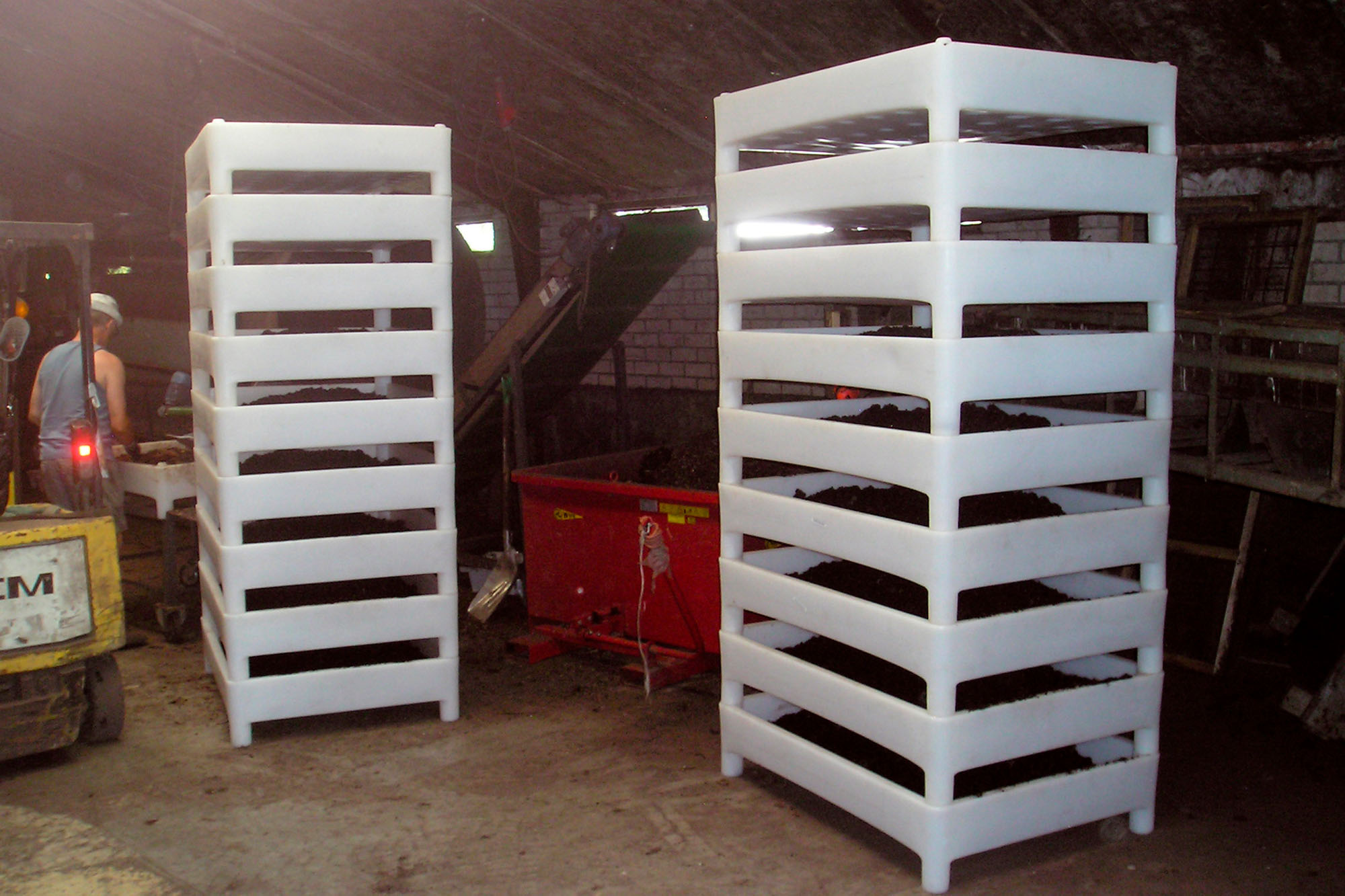 Kunststof verslaat hout. Ook bij de insectenteelt